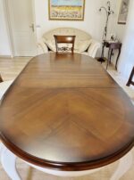 Tavolo ovale Boston con piano intarsiato in noce spinapesce  160x110