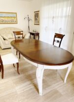 Tavolo ovale Boston con piano intarsiato in noce spinapesce  160x110