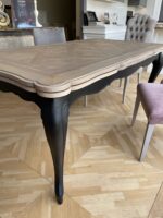 Tavolo rettangolare allungabile con piano intarsiato effetto parquet