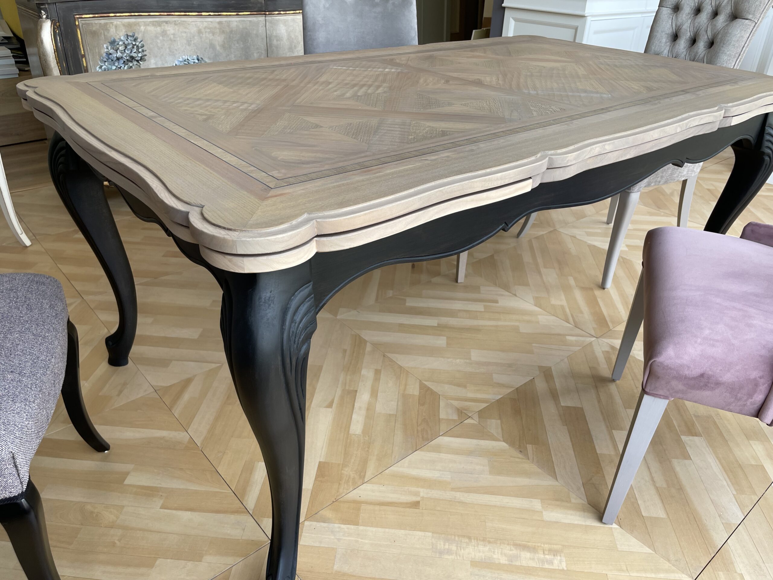 Tavolo rettangolare allungabile con piano intarsiato effetto parquet Tavolo rettangolare allungabile con piano intarsiato effetto parquet