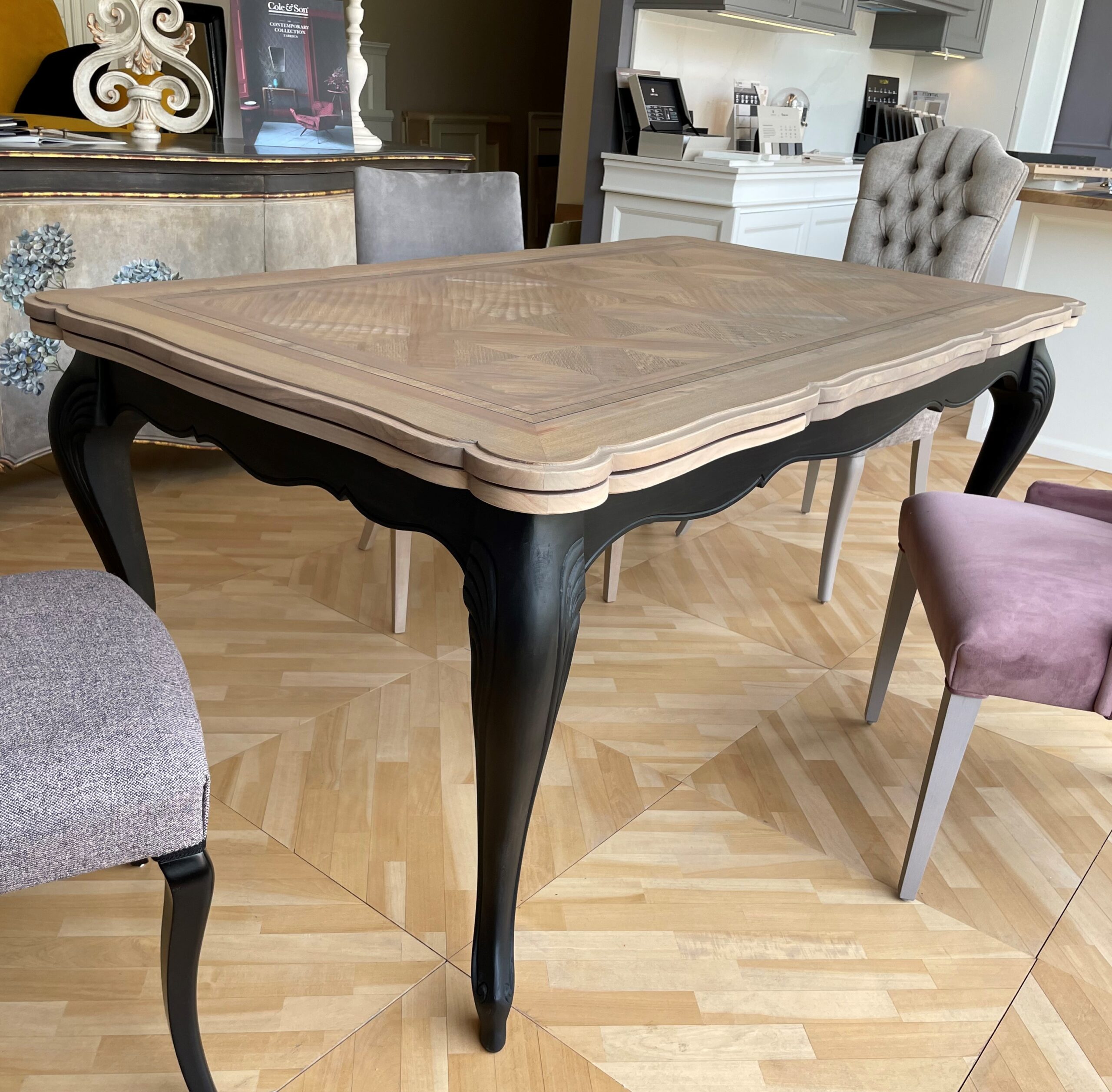 Tavolo rettangolare allungabile con piano intarsiato effetto parquet Tavolo rettangolare allungabile con piano intarsiato effetto parquet
