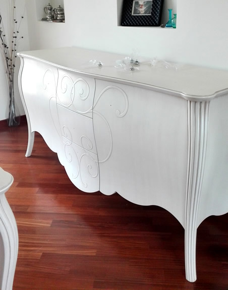 Credenza due ante e tre cassetti Credenza due ante e tre cassetti