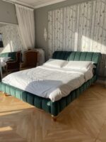 Letto matrimoniale schienale curvo imbottito con cuciture verticali verde antimacchia