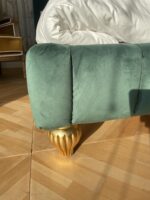 Letto matrimoniale schienale curvo imbottito con cuciture verticali verde antimacchia