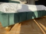 Letto matrimoniale schienale curvo imbottito con cuciture verticali verde antimacchia
