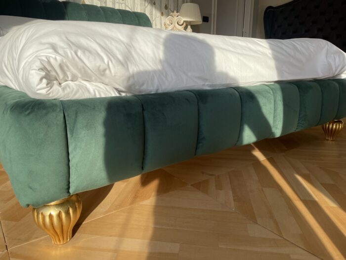 Letto matrimoniale schienale curvo imbottito con cuciture verticali verde antimacchia
