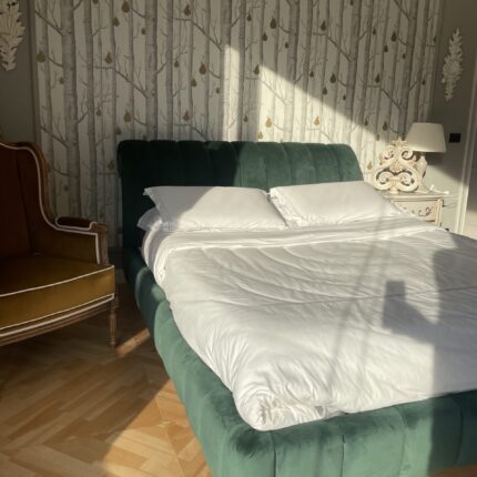 Letto matrimoniale schienale curvo imbottito con cuciture verticali verde antimacchia