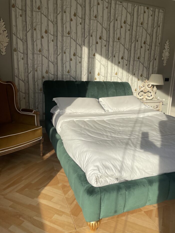 Letto matrimoniale schienale curvo imbottito con cuciture verticali verde antimacchia