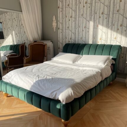 Letto matrimoniale schienale curvo imbottito con cuciture verticali verde antimacchia