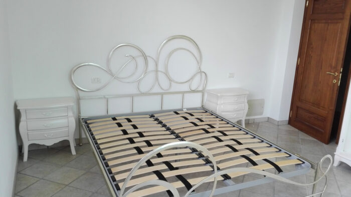 Letto matrimoniale in ferro battuto con pediera