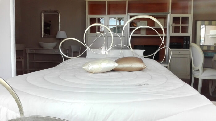 Letto matrimoniale in ferro battuto con pediera