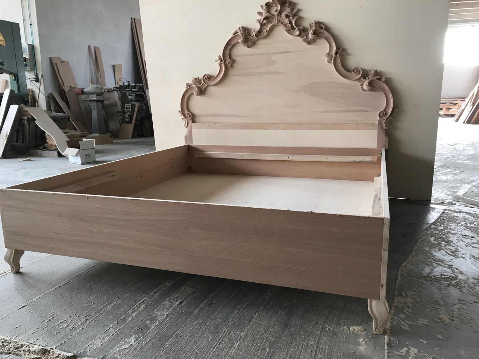Letto Intagliato con contenitore e rete alzaletto Letto Intagliato con contenitore e rete alzaletto